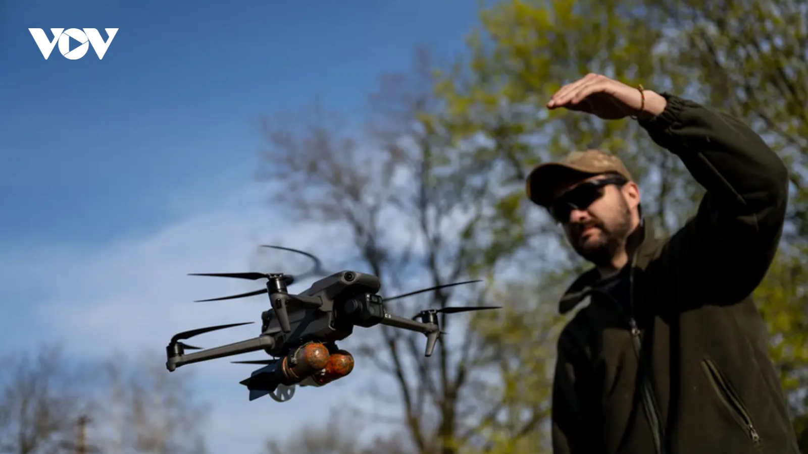 Ukraine sử dụng UAV mang chất nổ tấn công xe tăng và chiến hào của Nga