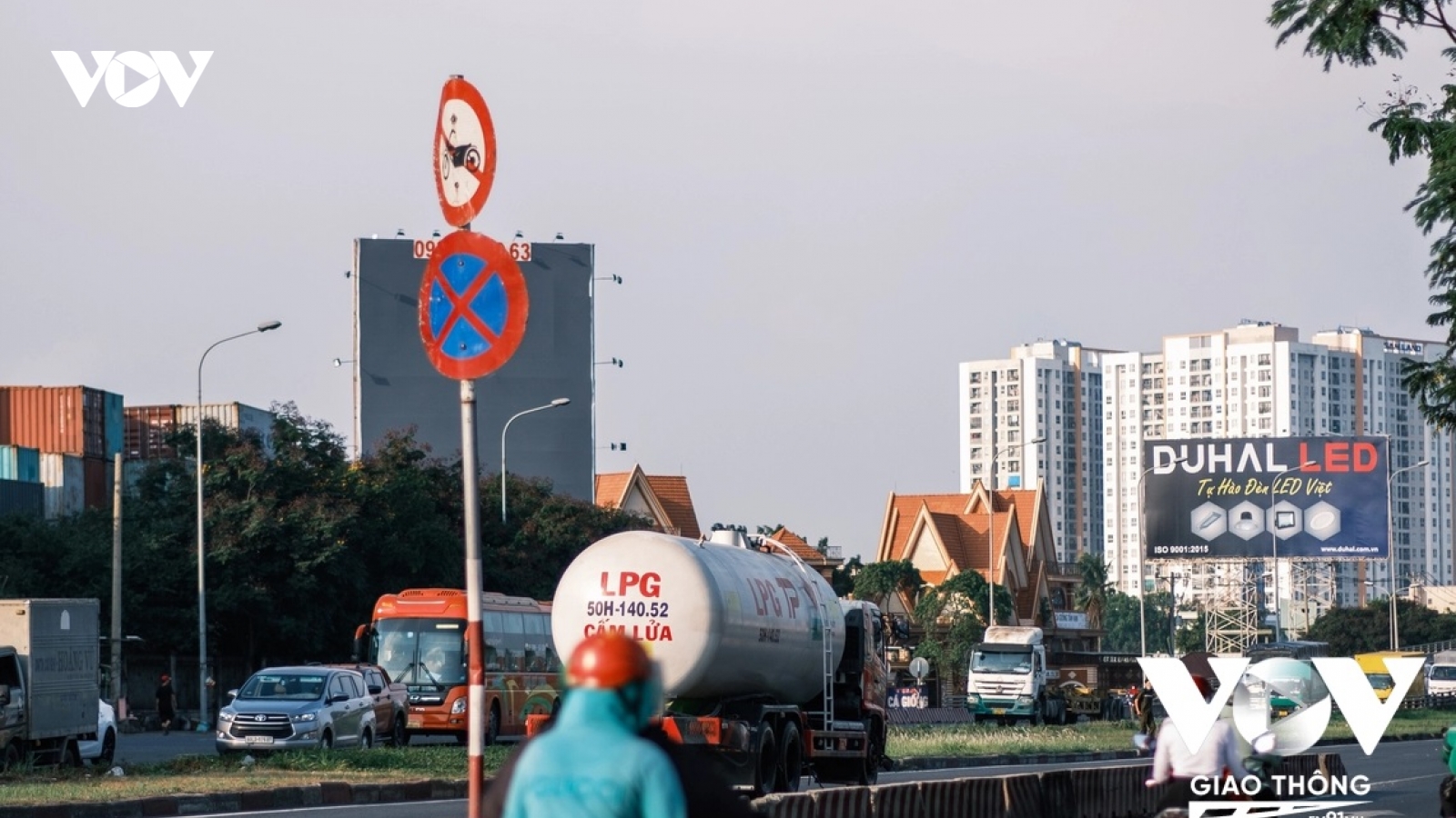 Biển báo giao thông "trốn" người đi đường