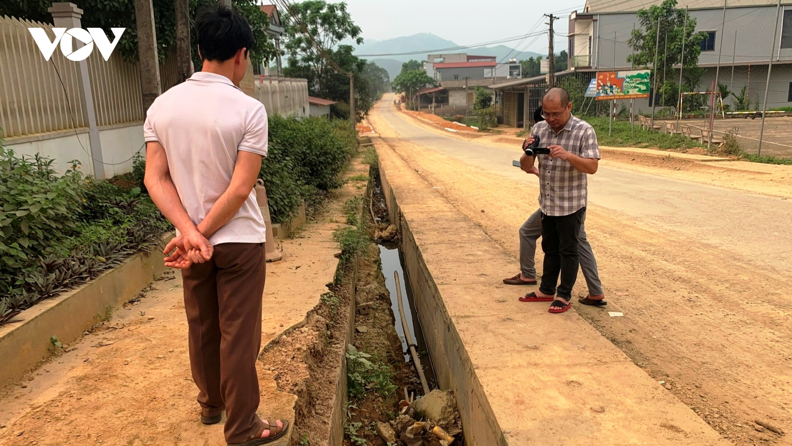 Thi công đường không tham vấn ý kiến, hàng trăm mét kênh thủy lợi bị vùi lấp