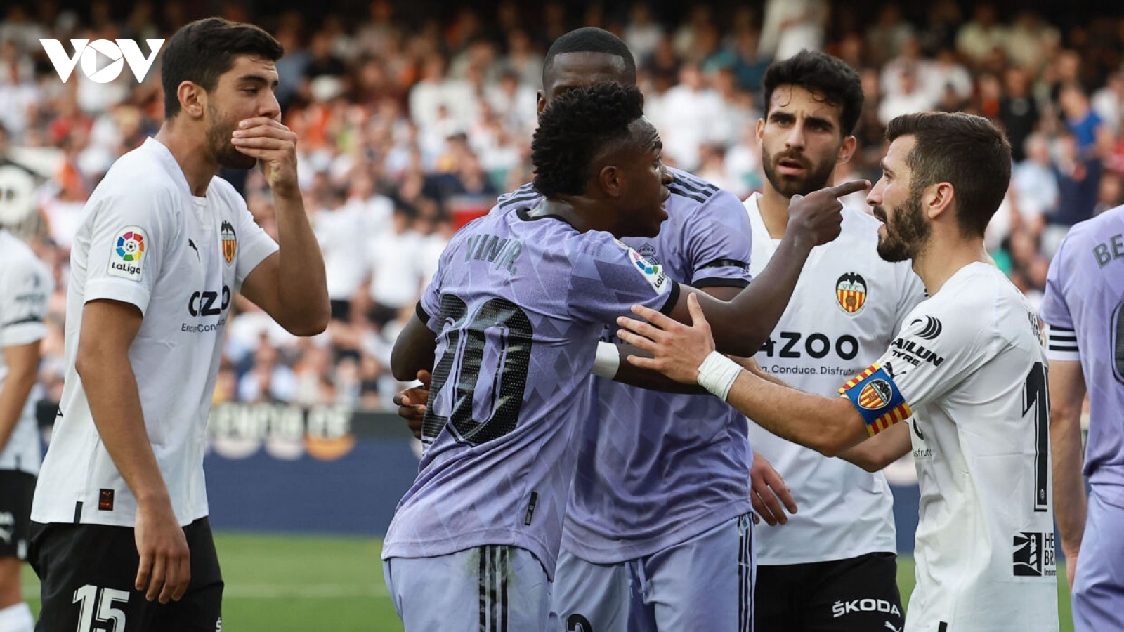Vinicius nhận thẻ đỏ, Real Madrid thua Valencia trong trận cầu xấu xí