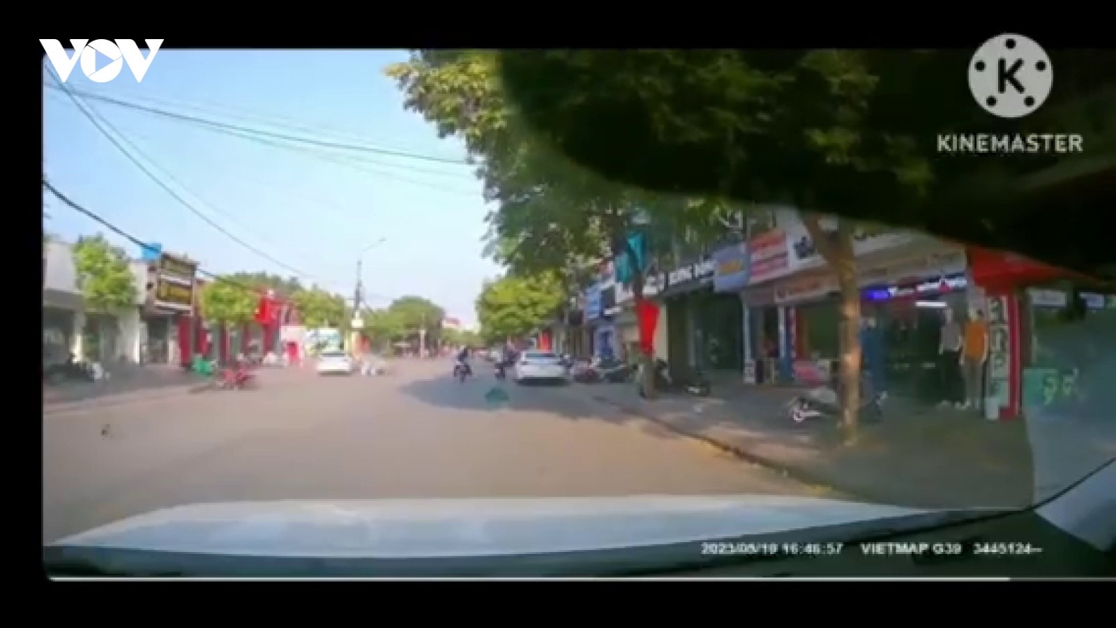 Ô tô gây tai nạn liên hoàn khiến 4 người bị thương tại Hải Dương