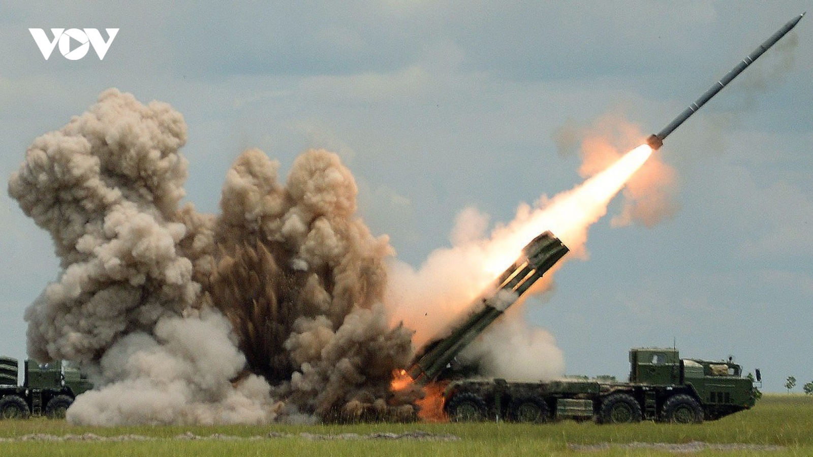 Cận cảnh "cơn lốc lửa" Tornado-S của Nga nã pháo vào mục tiêu trên chiến trường