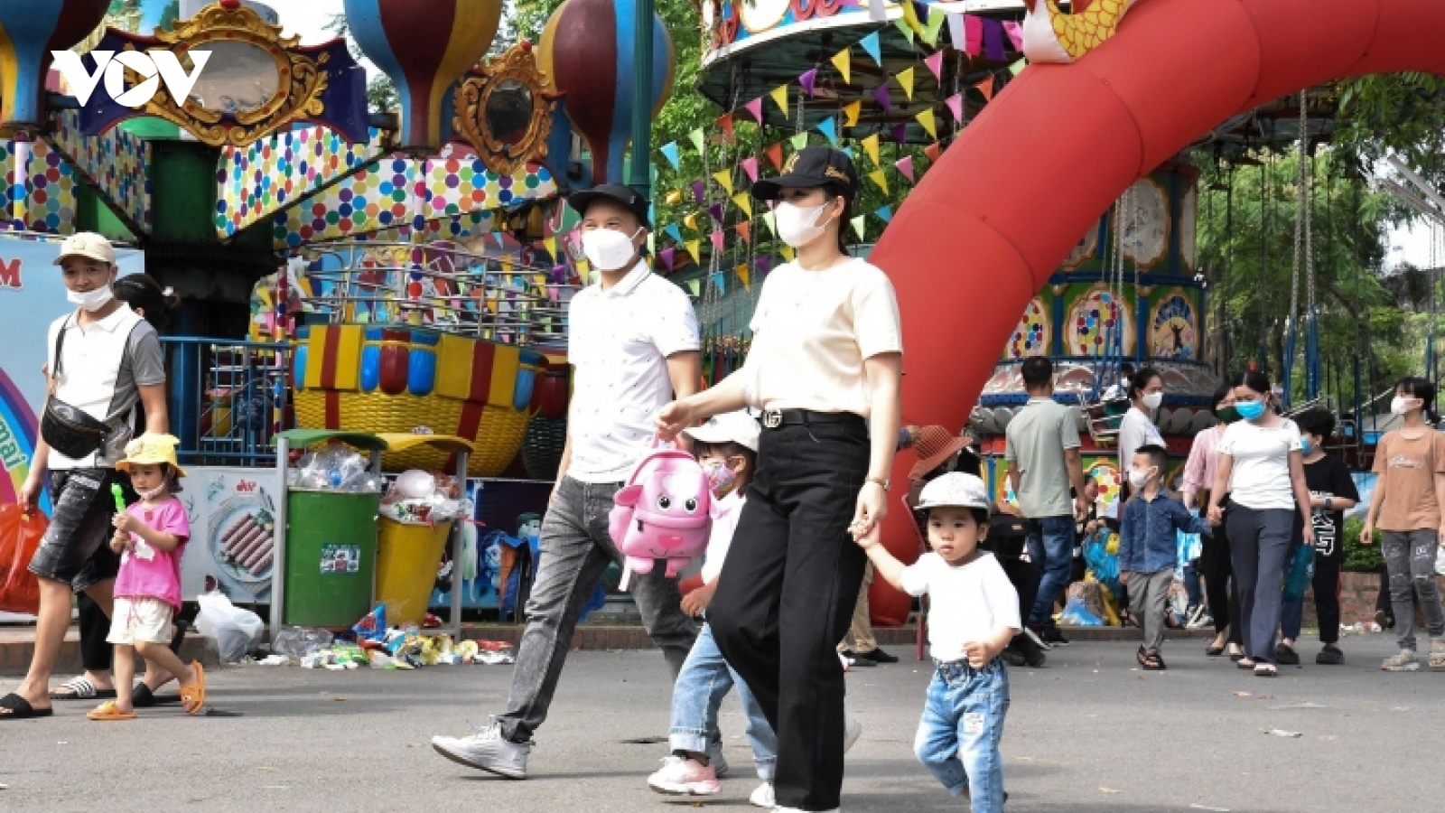 Walking zones, parks crowded with holidaymakers