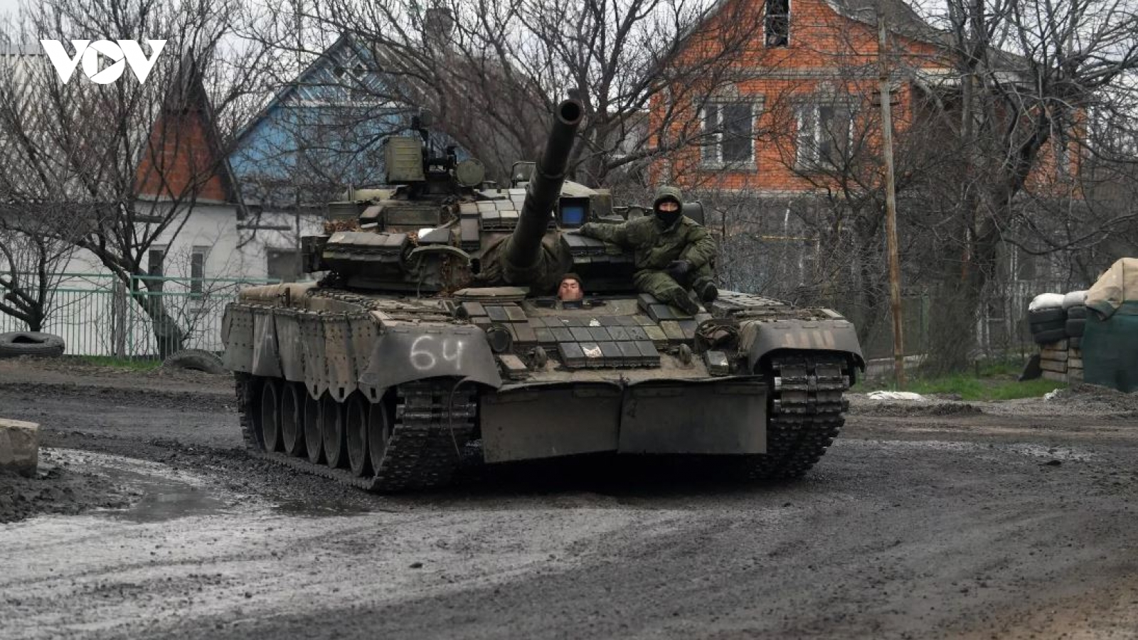 Cận cảnh xe tăng T-72B3 của Nga băng băng vượt bùn lầy và tấn công đối phương