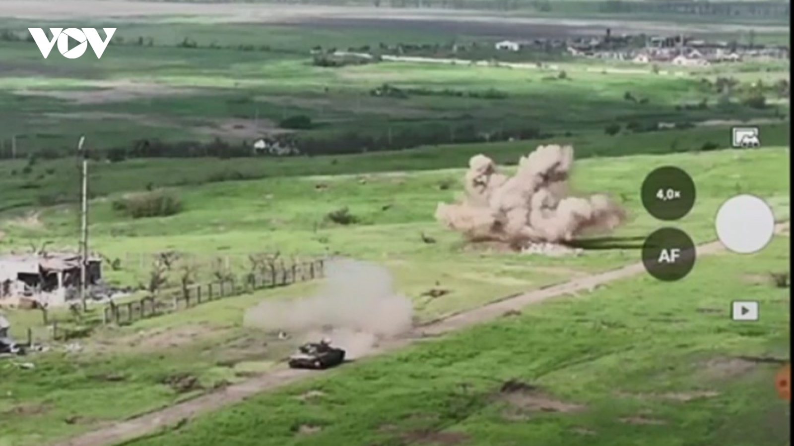 Xe tăng Nga đấu pháo với chốt phòng ngự Ukraine ở Donetsk