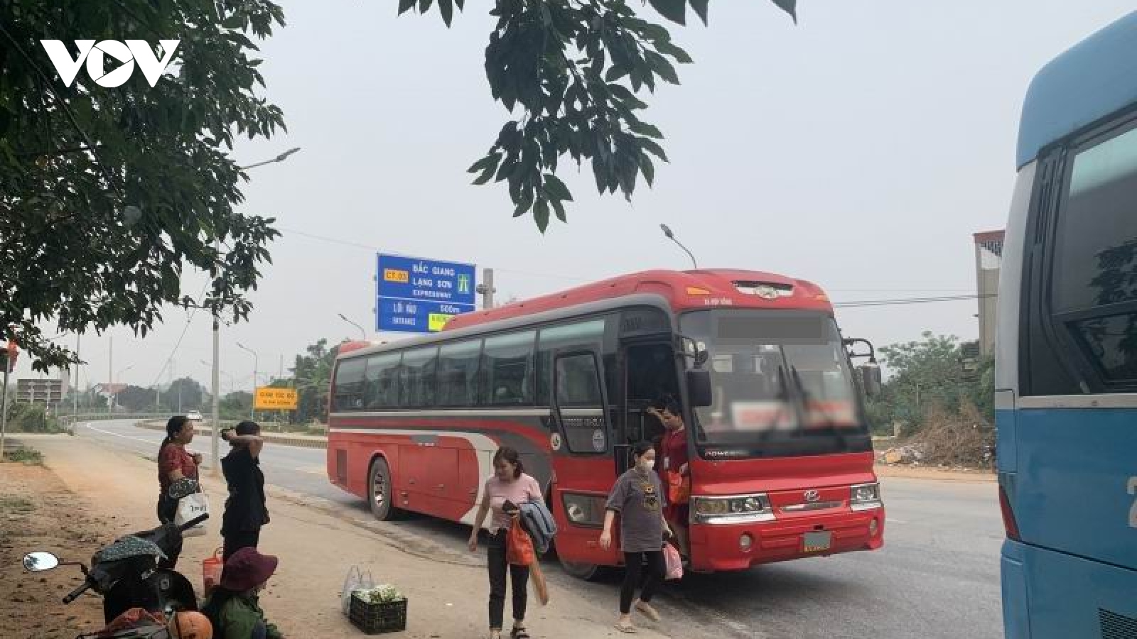 Nguy cơ mất an toàn giao thông từ xe đưa đón công nhân