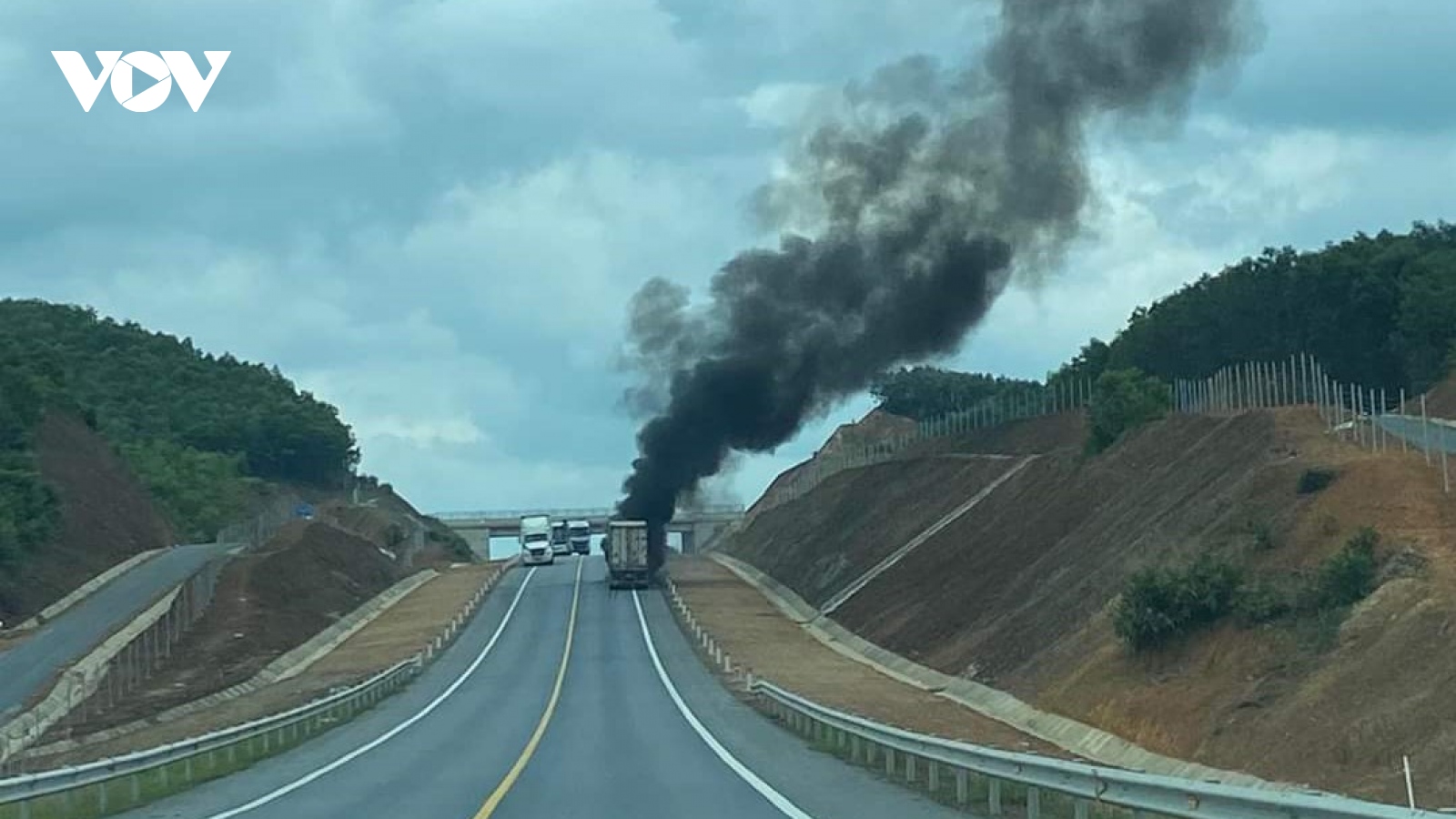 Xe container bốc cháy dữ dội trên cao tốc Cam Lộ - La Sơn