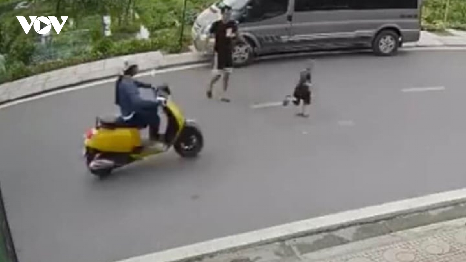 Con nhỏ chạy vụt qua đường bị xe máy tông trúng, người bố lao vào đánh nữ tài xế