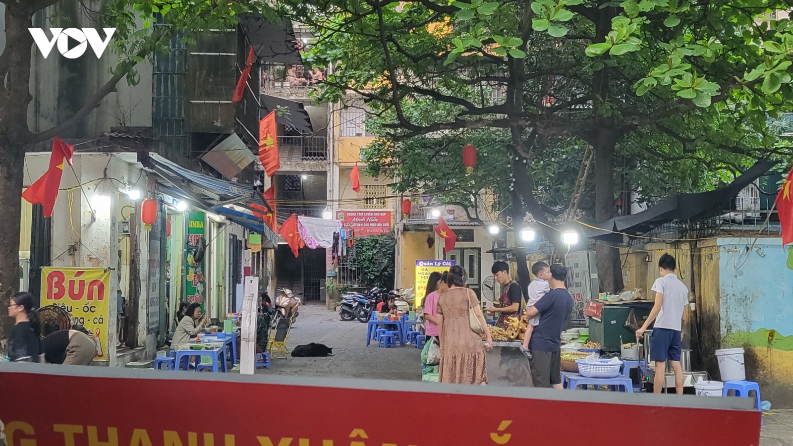 Hàng quán thi nhau chiếm vỉa hè, lòng đường bất chấp lệnh cấm