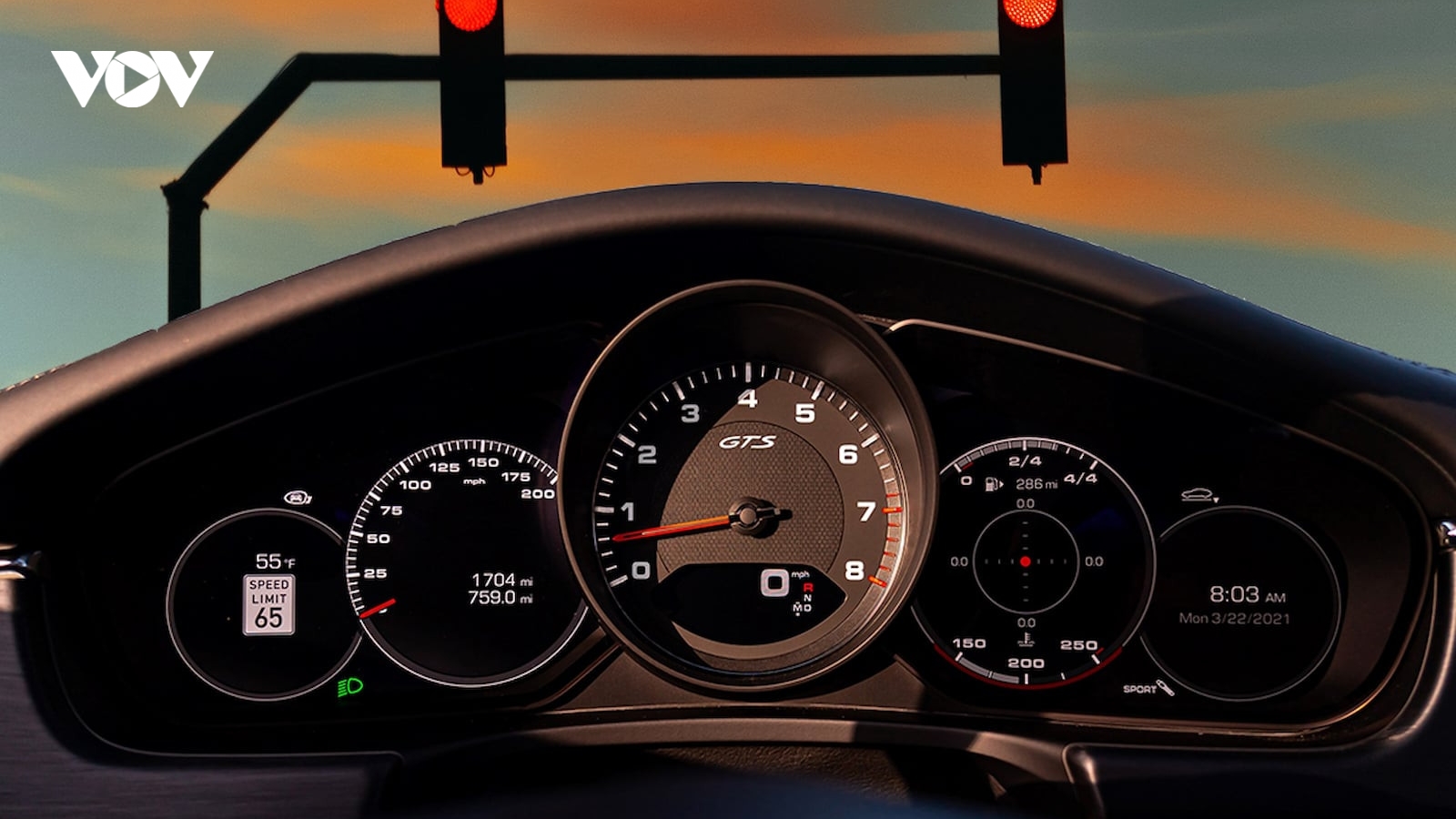 Porsche ra mắt công nghệ mới giúp đảm bảo người lái không vượt đèn đỏ