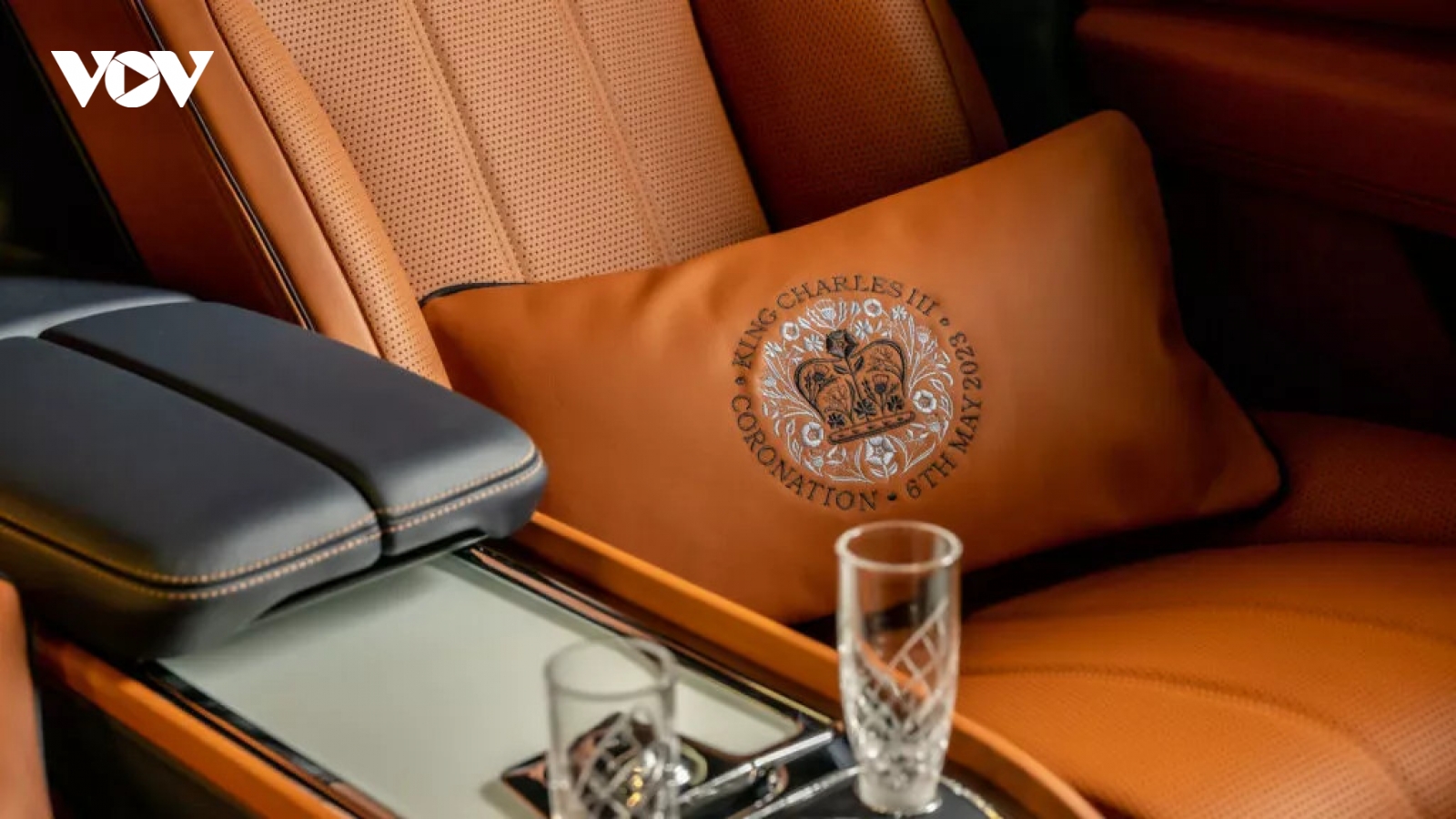 Bentley ra mắt bộ sưu tập đệm tựa lưng ô tô kỷ niệm Lễ đăng quang của Vua Charles III