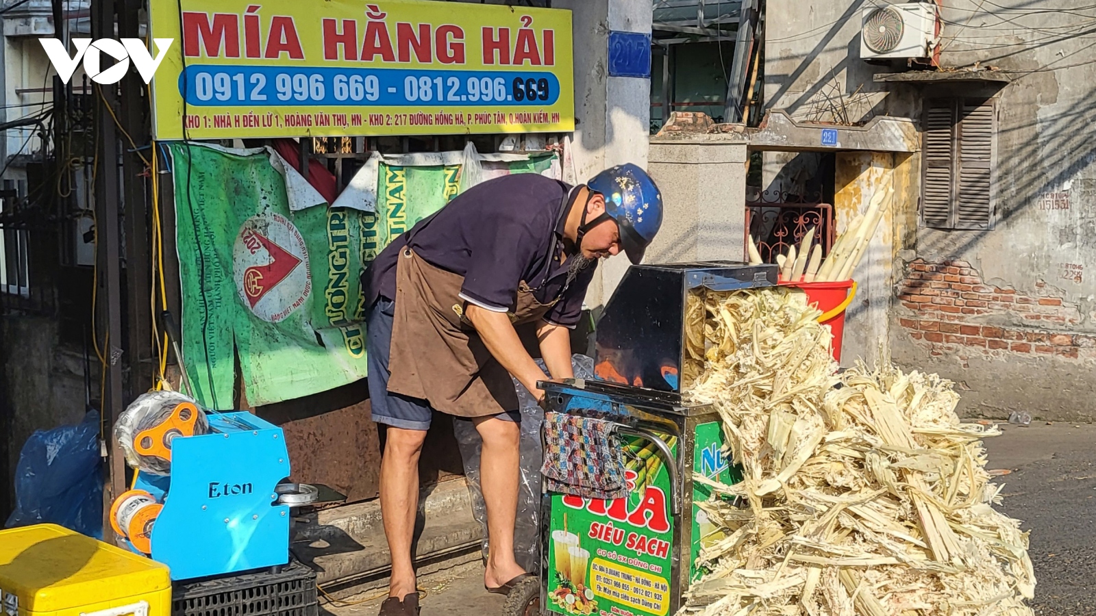 Người lao động ở Hà Nội vất vả mưu sinh dưới cái nắng "cháy da cháy thịt"