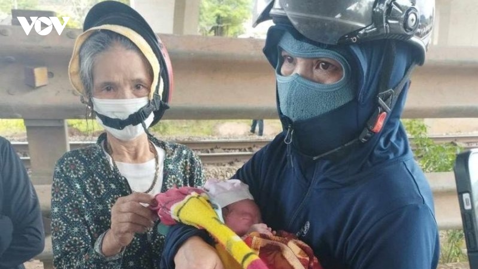 Phát hiện bé trai sơ sinh bỏ rơi dưới gầm cầu vượt