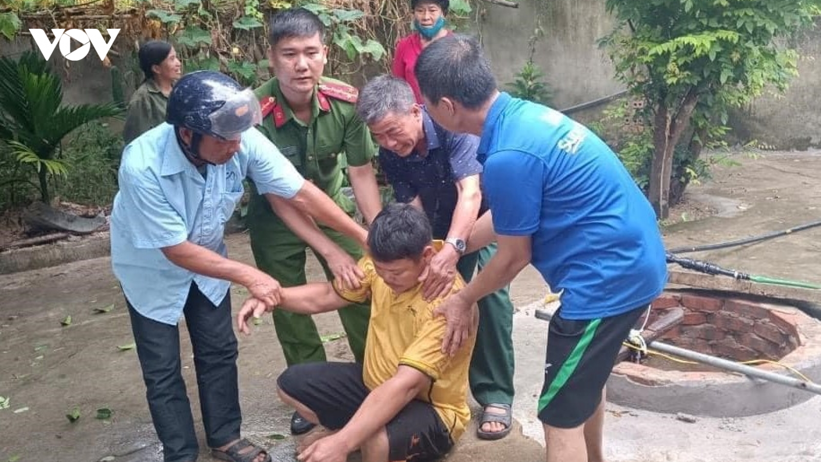 Kịp thời cứu sống người đàn ông bị ngạt khí dưới giếng sâu