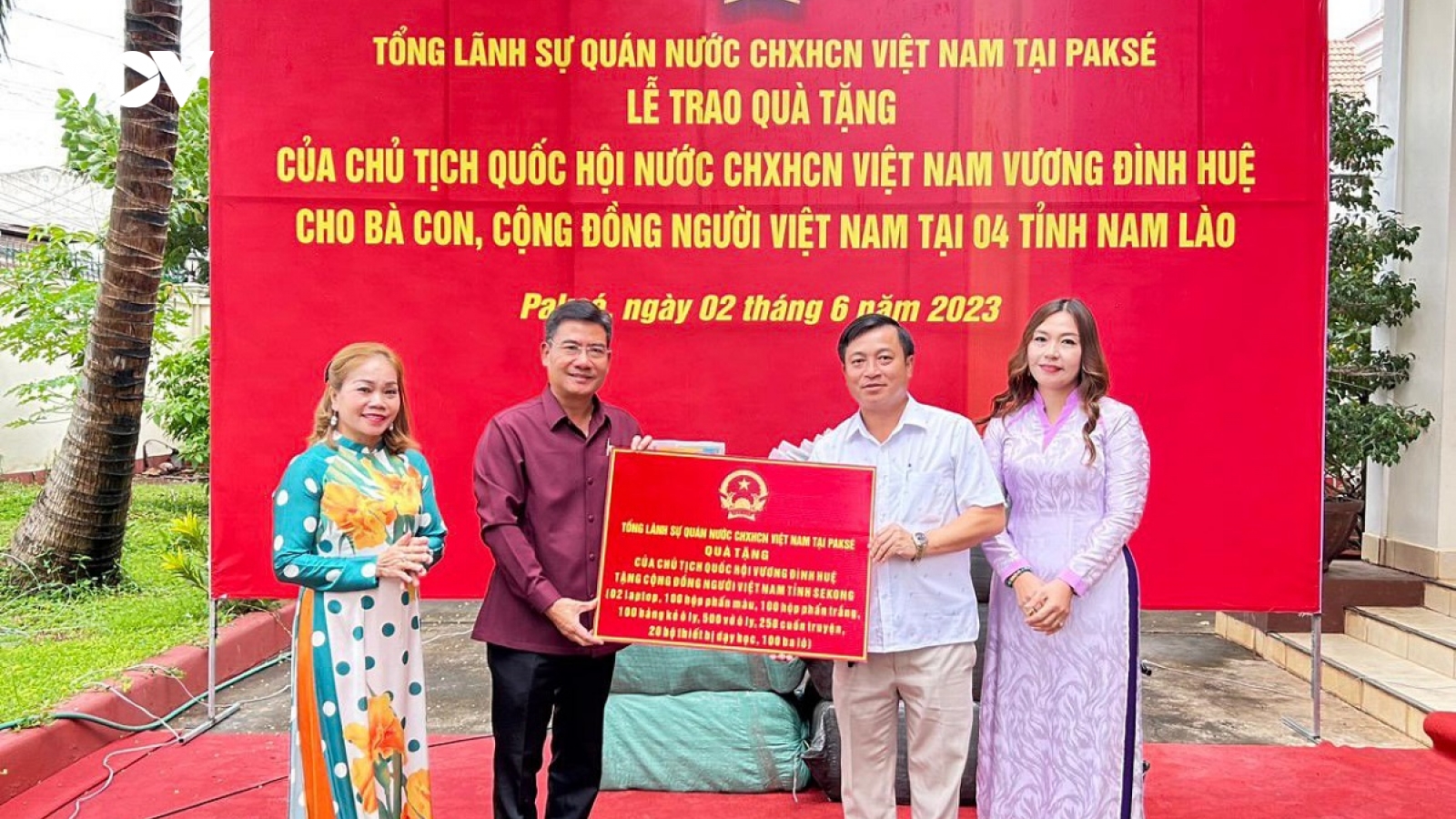 Trao quà của Chủ tịch Quốc hội cho bà con người Việt tại 4 tỉnh Nam Lào
