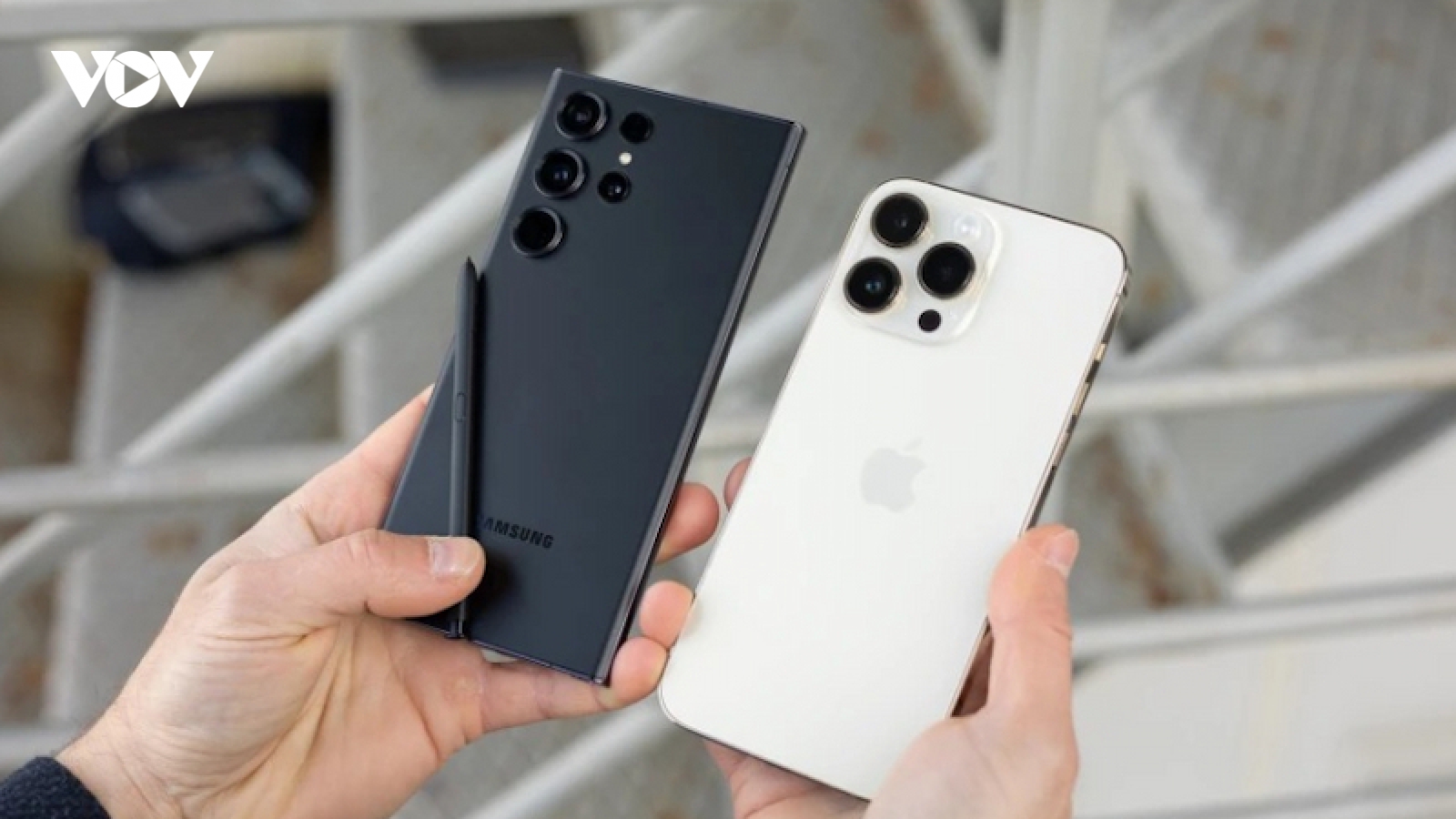 Samsung bất ngờ đánh bại Apple trong cuộc chiến smartphone