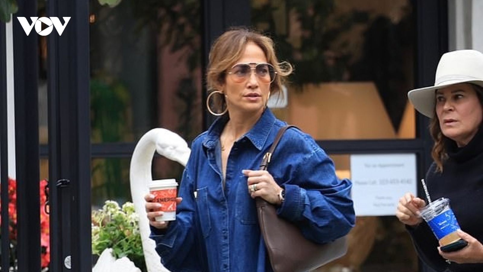 Jennifer Lopez gây ấn tượng với bộ váy jean dài "kén" người mặc