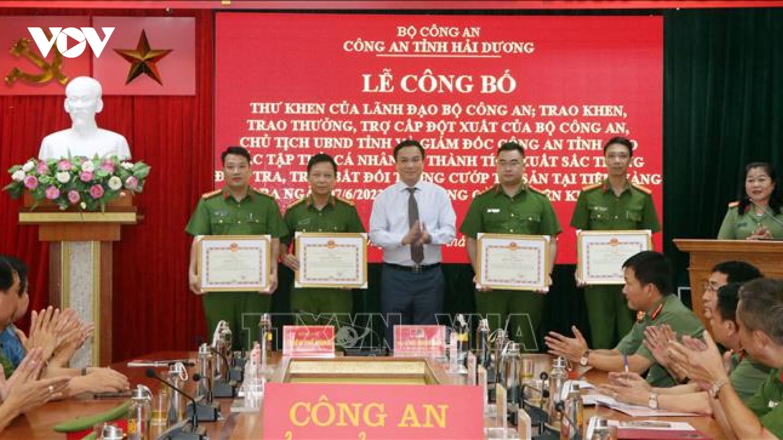 Khen thưởng tập thể, cá nhân trong điều tra vụ cướp tiệm vàng ở Hải Dương