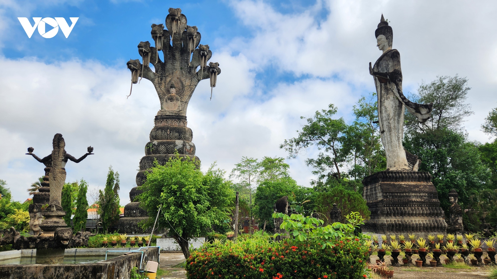 Khám phá công viên tượng Phật kỳ bí bên bờ sông Mekong