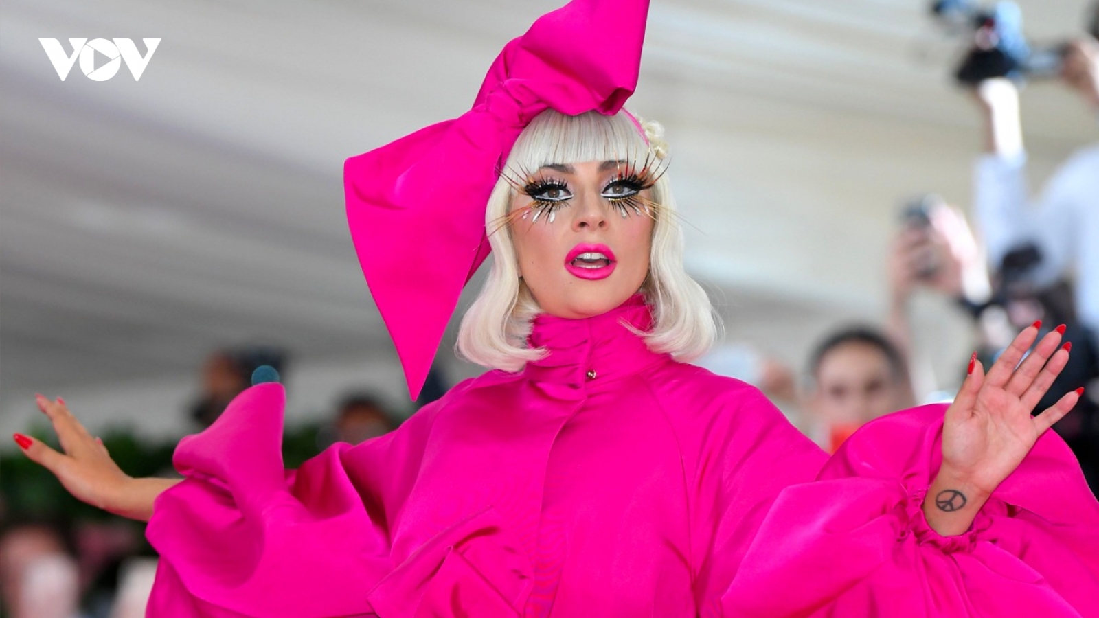 Lady Gaga bị chỉ trích tham tiền khi quảng cáo thuốc đau nửa đầu
