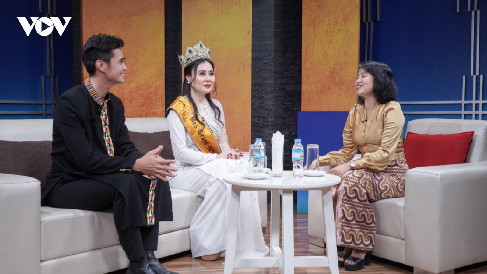 Hoa hậu Quý bà Phan Kim Oanh giao lưu và trình diễn áo dài tại Myanmar