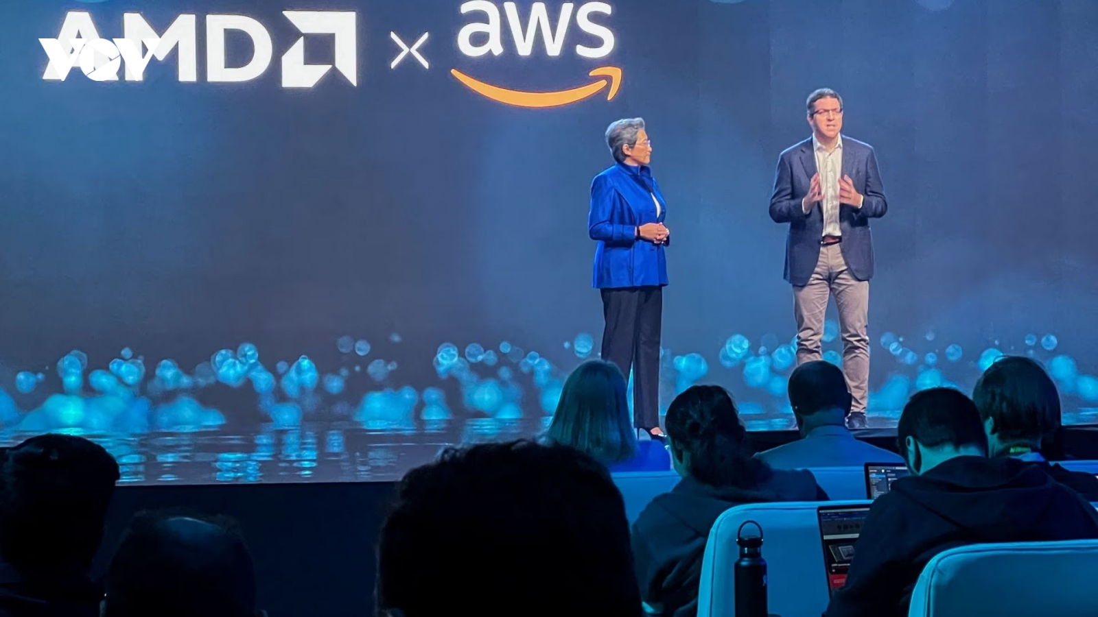 AMD ra mắt siêu chip AI cạnh tranh với Nvidia