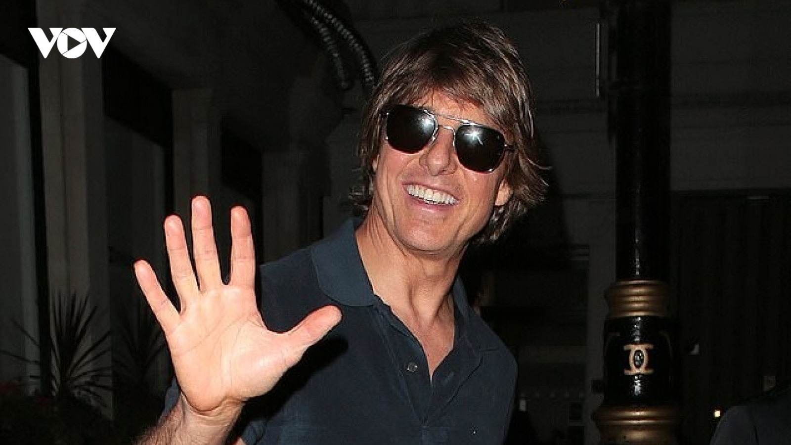 Tom Cruise thân thiện vẫy chào fan sau buổi chiếu đặc biệt "Mission: Impossible 7"