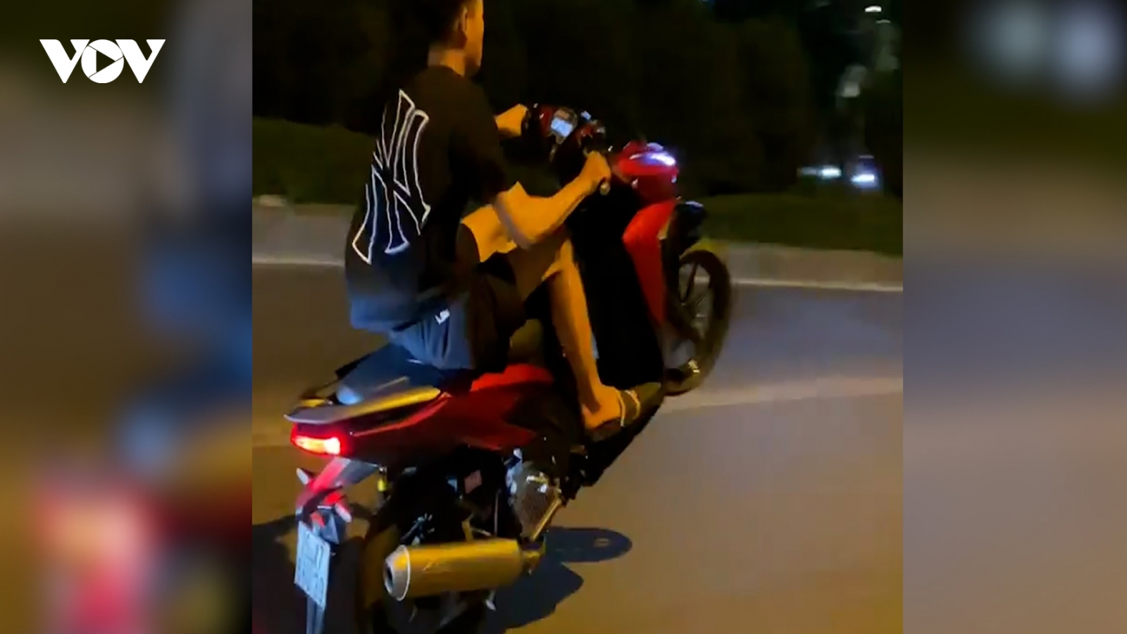 Xử phạt thanh niên bốc đầu xe đăng lên mạng "khoe chiến tích"