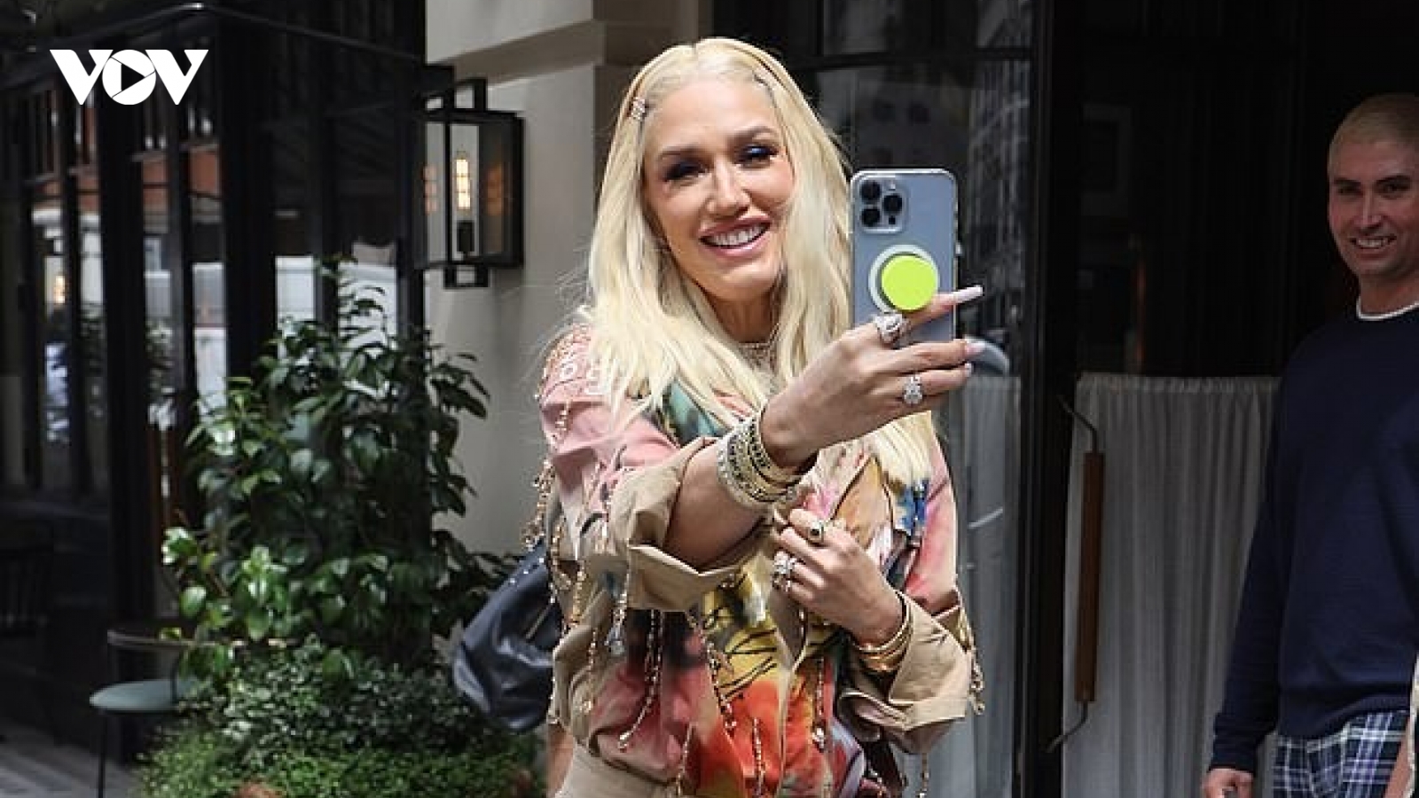 Gwen Stefani khoe phong cách đường phố đầy màu sắc trong bộ trang phục phun sơn