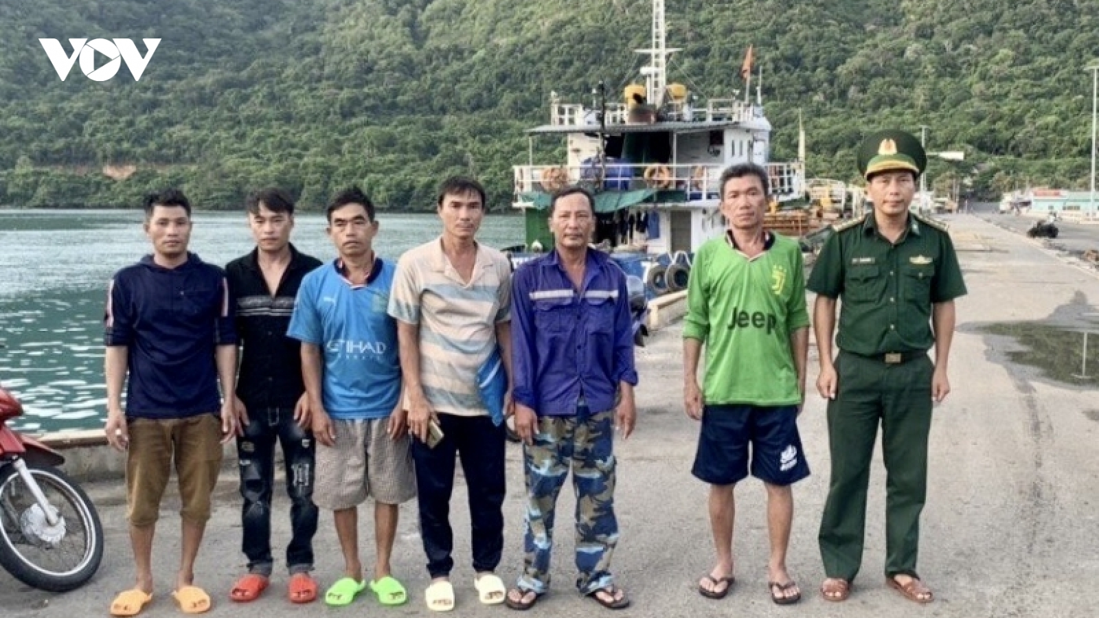 Cứu 6 ngư dân trên tàu cá Bình Định bị nạn trên biển Côn Đảo