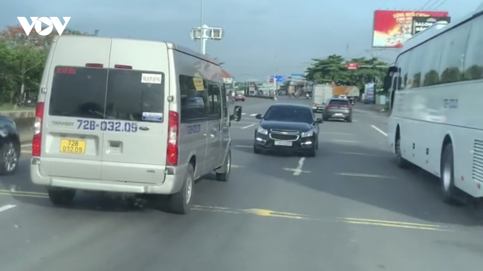 Xử lý một phụ nữ đi ngược chiều, lùi xe trên QL 51