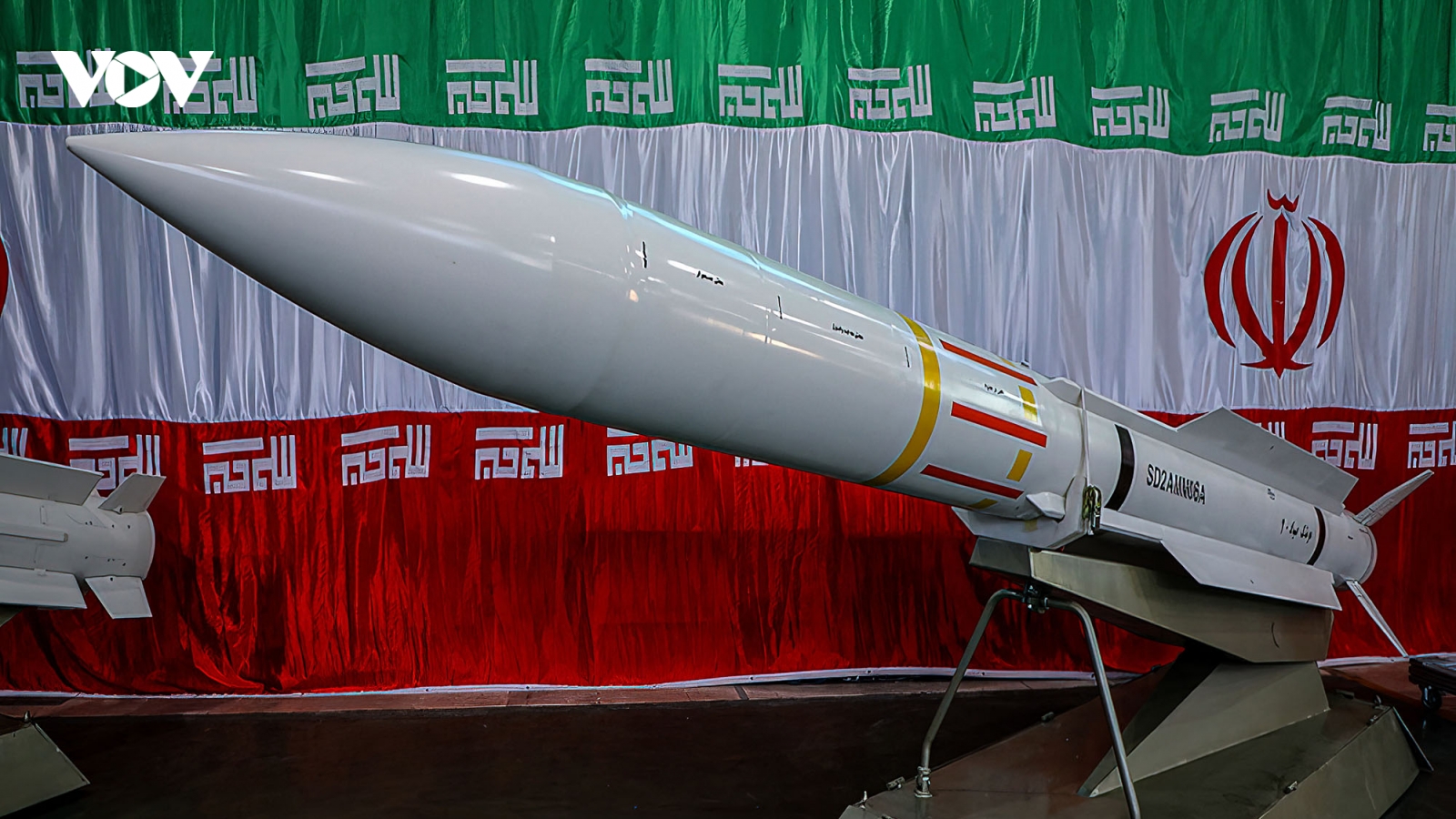 Iran giới thiệu tên lửa đạn đạo siêu thanh nội địa đầu tiên
