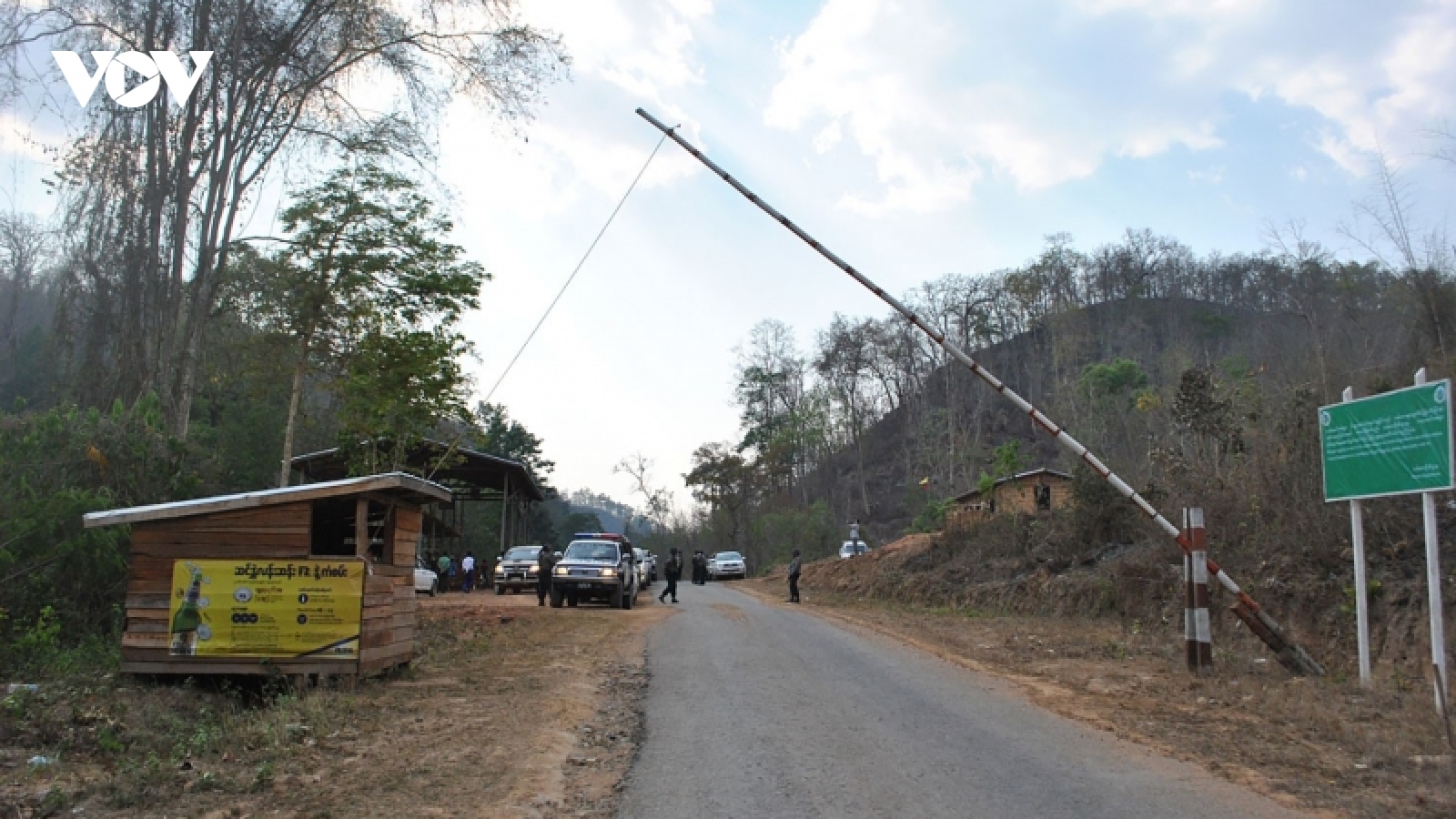 Hàng nghìn người Myanmar vượt biên sang Thái Lan lánh nạn