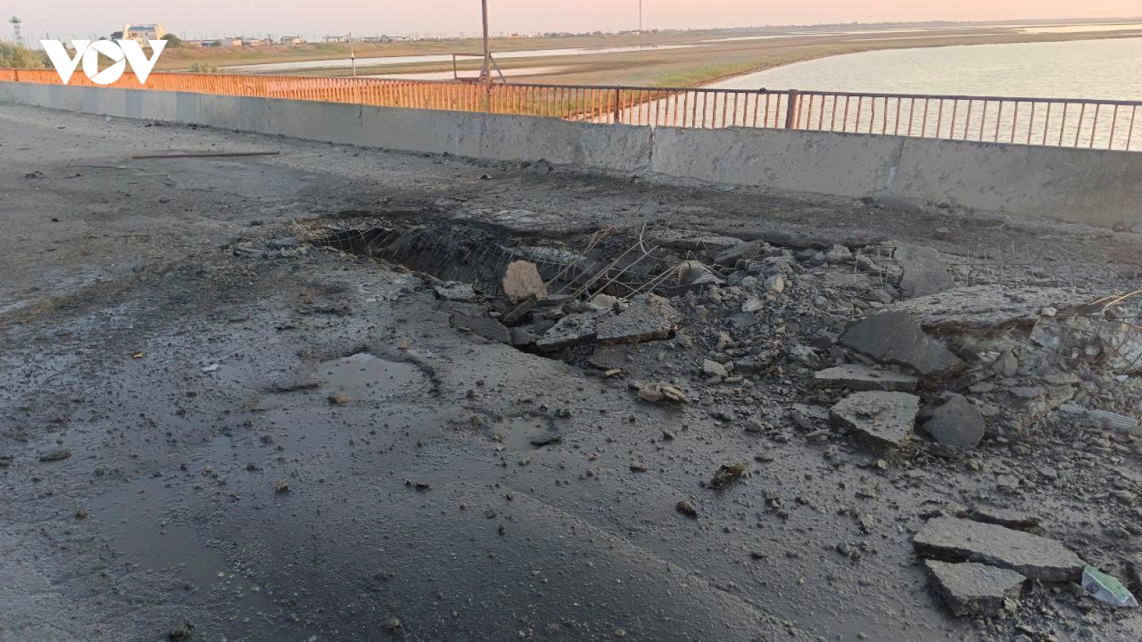 Nga tố Ukraine phá hủy cây cầu chiến lược nối Kherson và Crimea