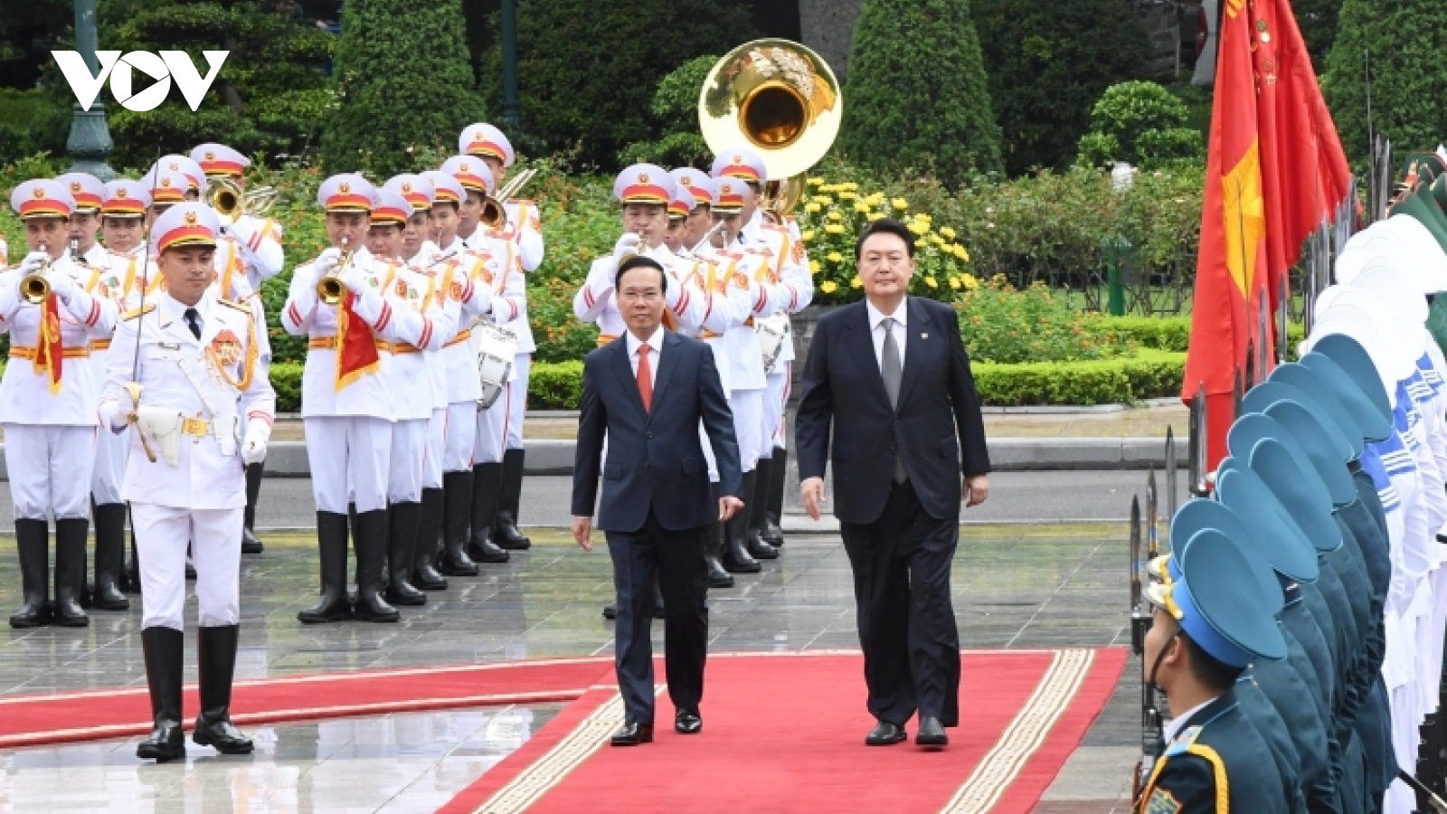 RoK President Yoon Suk-yeol welcomed in Hanoi with 21-gun salute
