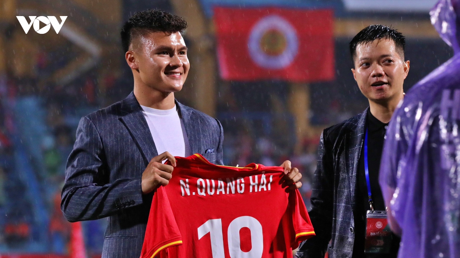 Quang Hải ra mắt CĐV Công An Hà Nội trong ngày mưa tầm tã