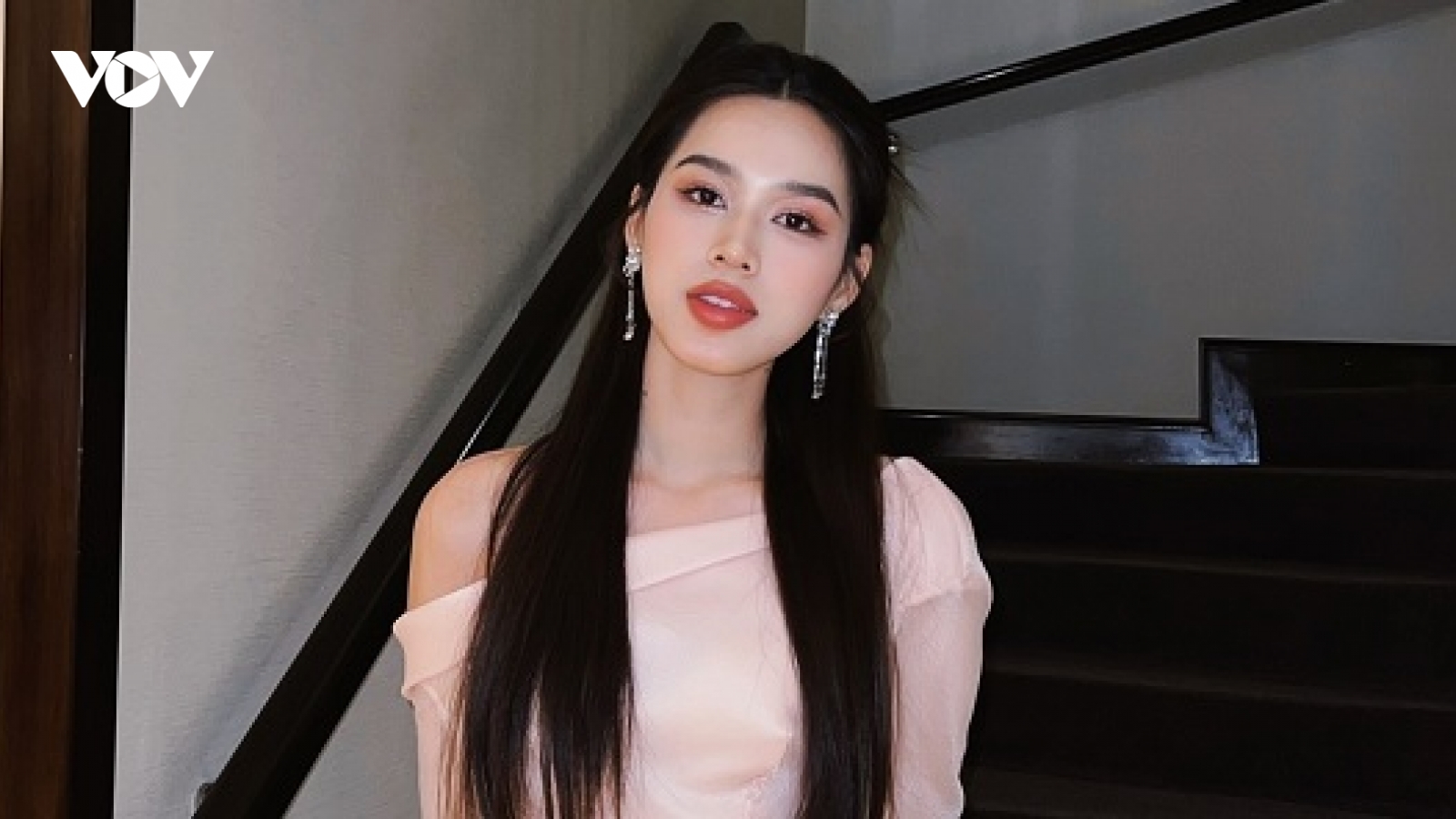 Hoa hậu Đỗ Thị Hà hóa nàng thơ yêu kiều với đầm voan lệch vai gợi cảm