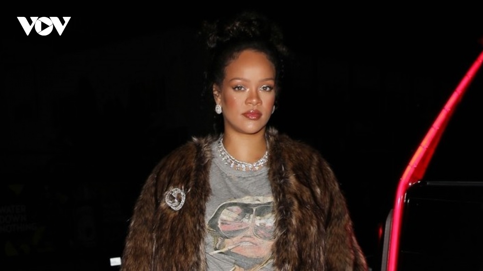 Ca sĩ tỷ phú Rihanna mặc đồ xuề xòa "giấu" bụng bầu đi ăn tối cùng bạn bè