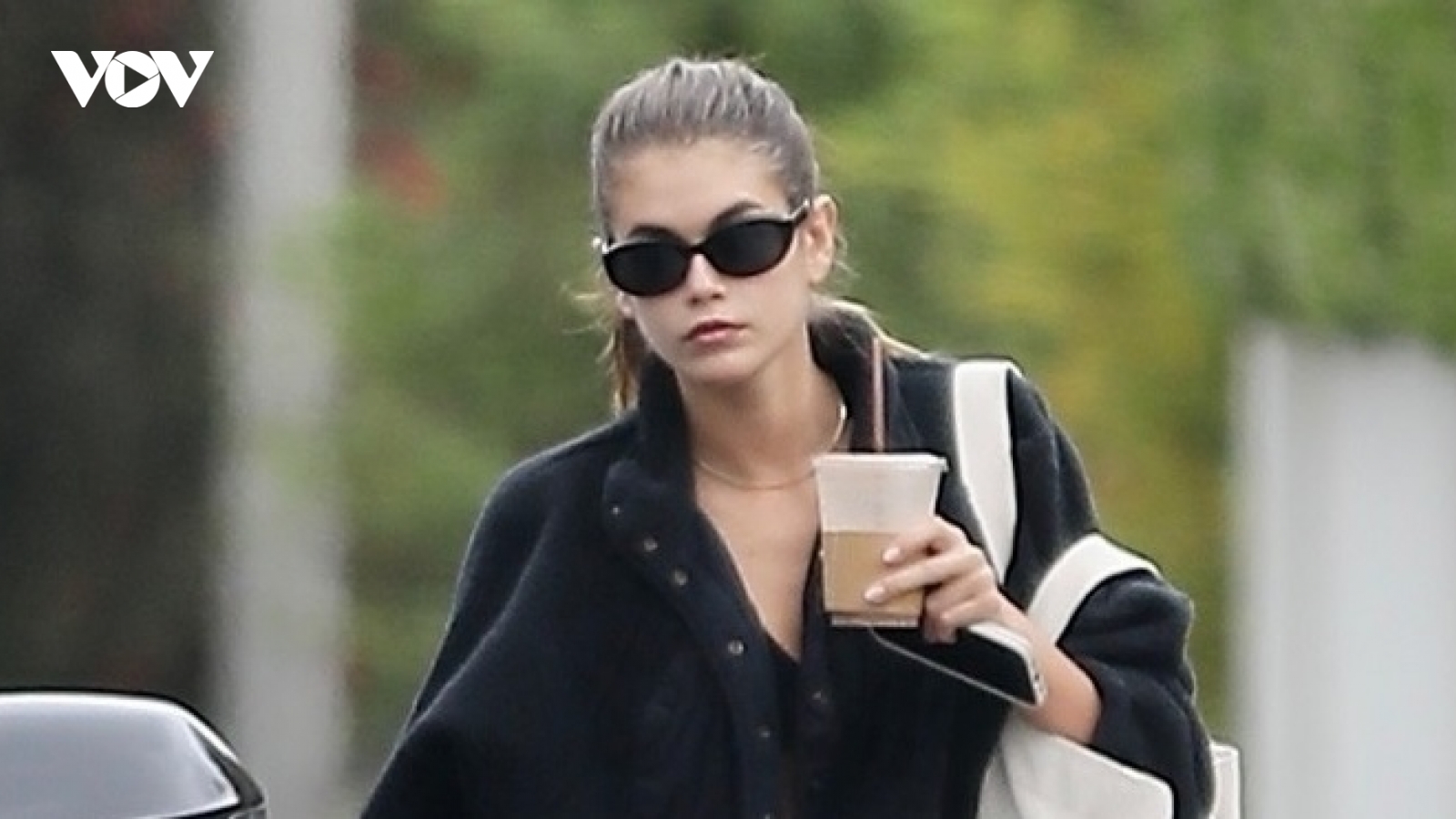 Mẫu 9X Kaia Gerber diện quần ngắn khoe chân thon đi chơi cùng bạn trai nổi tiếng