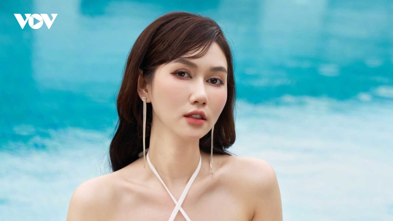 Diễn viên Hương Giang khoe sắc vóc quyến rũ bên bể bơi