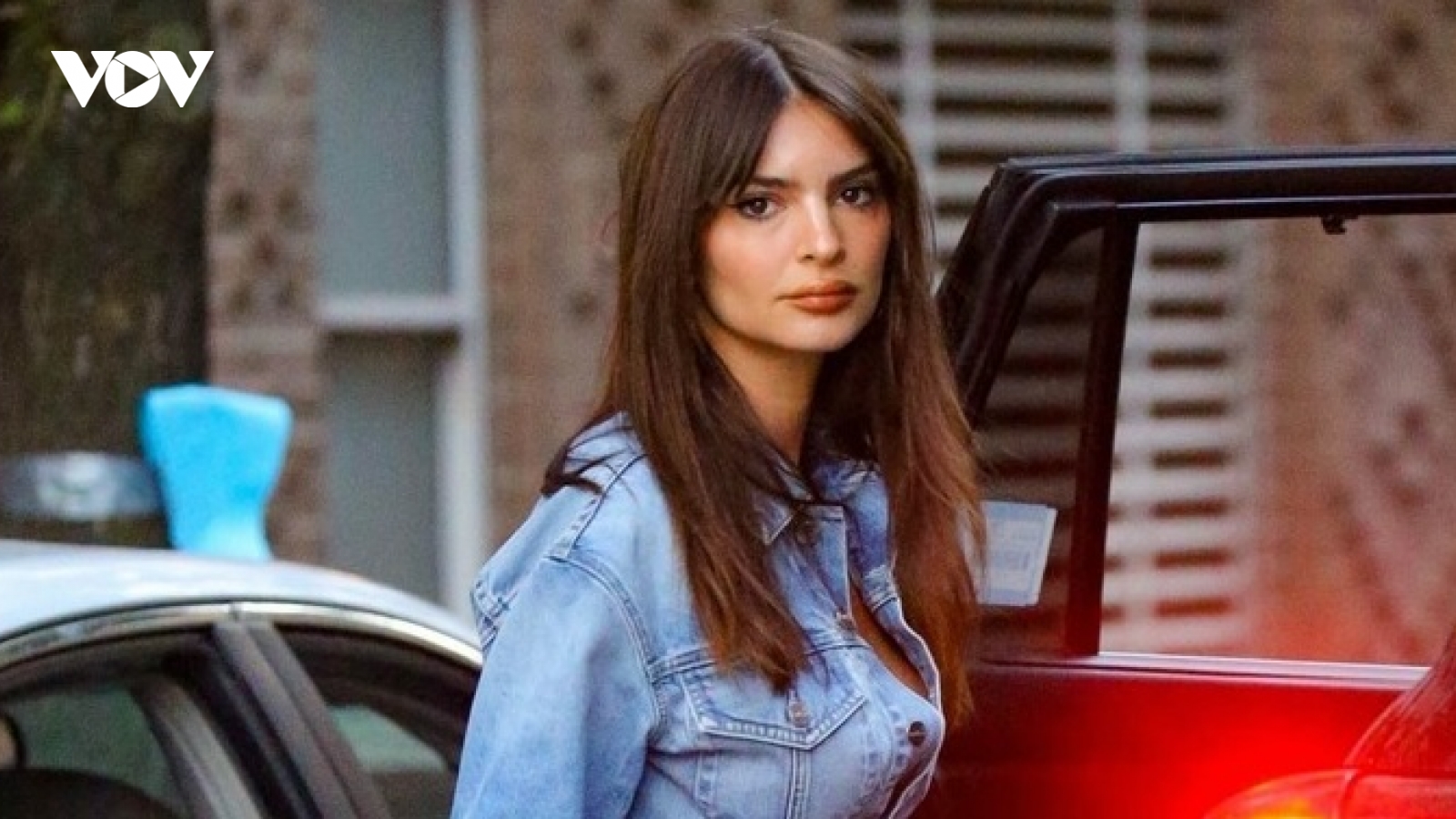 Emily Ratajkowski diện đồ denim đi chơi cùng DJ Orazio Rispo giữa tin đồn tái hợp