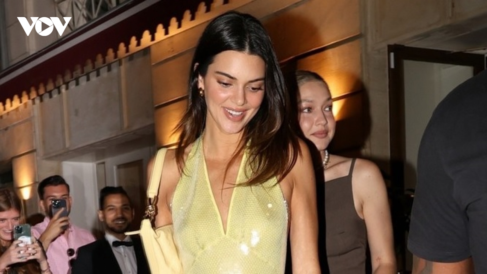 Kendall Jenner diện đầm hở lưng gợi cảm đi ăn tối cùng Gigi Hadid