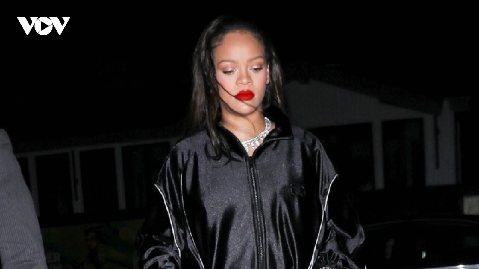"Mẹ bầu" Rihanna trang điểm đậm, diện đồ tối giản đi ăn tối tại nhà hàng