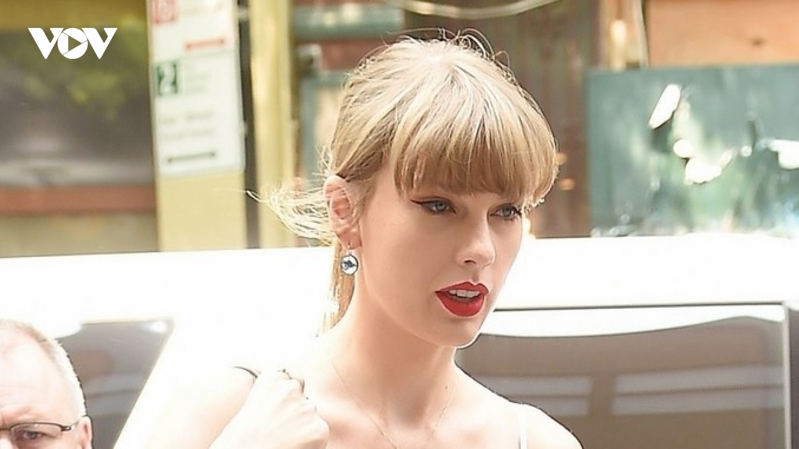 Taylor Swift gợi cảm đến phòng thu sau khi chia tay bạn trai