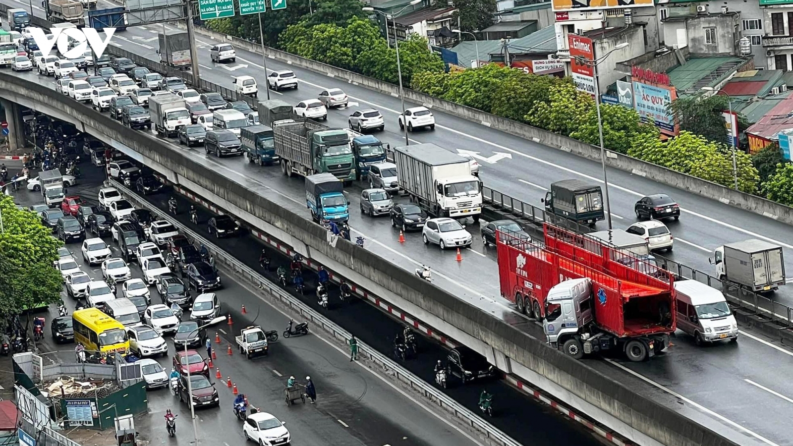 Xe đầu kéo mất lái, húc vỡ lan can đường Vành đai 3 trên cao