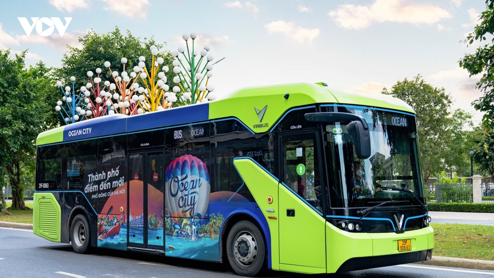 Vingroup tổ chức hàng trăm chuyến VinBus miễn phí tới Mega Grand World Hà Nội