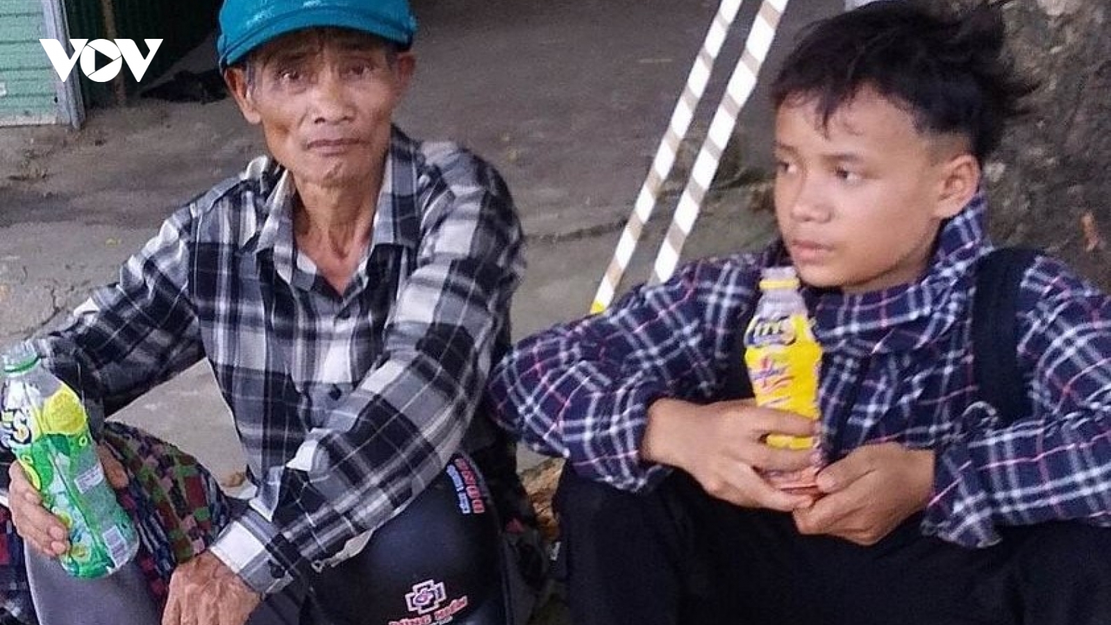 Hết tiền, hai người đi bộ hàng chục km giữa trời nắng nóng để về quê ở Nghệ An