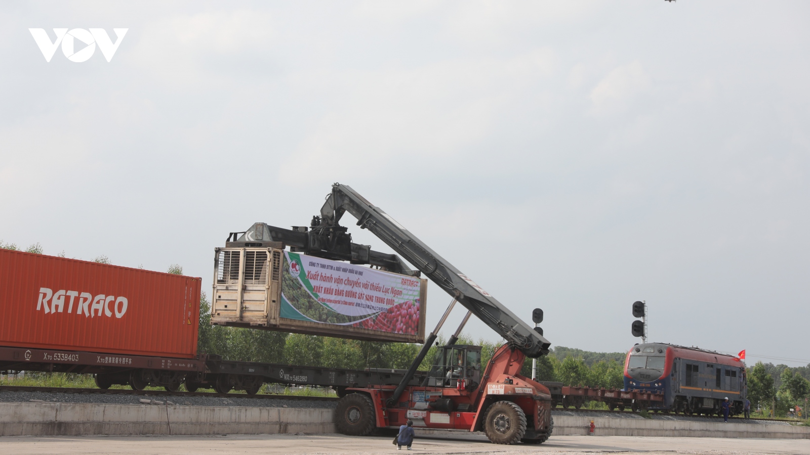 Lần đầu tiên vải thiều Bắc Giang xuất ngoại qua Ga liên vận quốc tế Kép