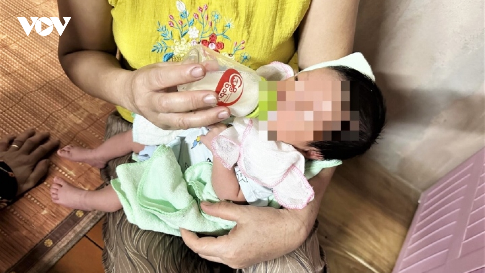 Bé trai 1 tháng tuổi bị bỏ rơi trước cổng chùa ở Hà Tĩnh