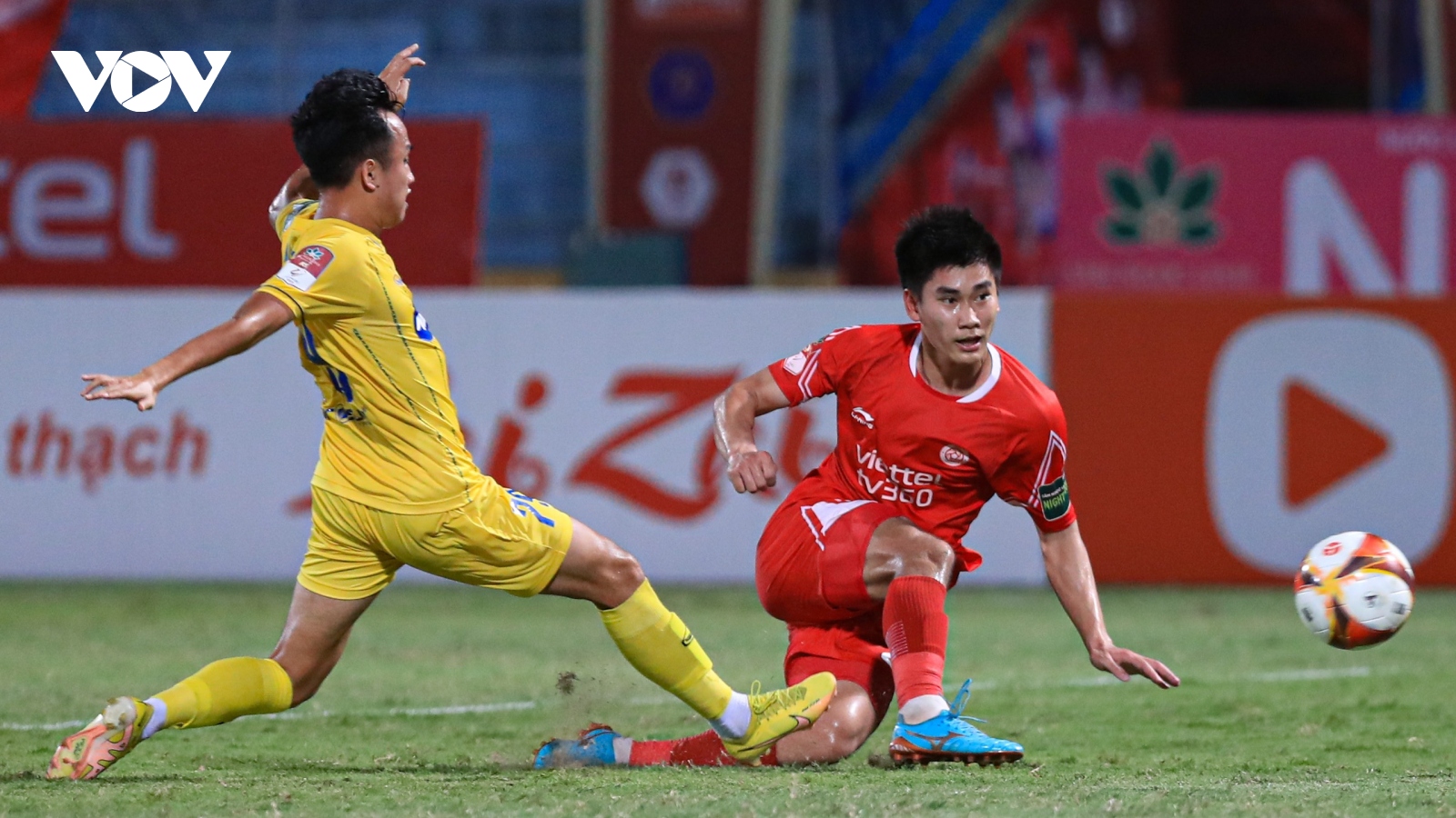 Nhâm Mạnh Dũng bật khóc khi ghi bàn trong trận Viettel FC 3-0 SLNA